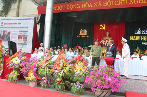 Chủ tịch Quốc hội Nguyễn Sinh Hùng nhấn nút khai trương trang Tạp chí Cảnh sát nhân dân (ấn phẩm điện tử)